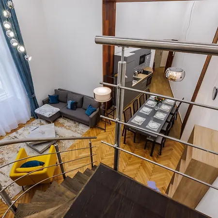 Korond Palace With 4 Bedrooms In An Unesco Protected Palazzo Apartment *